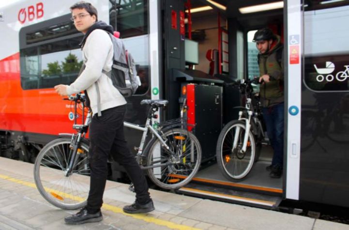 Cyclotouristes débarquant du train, Chemins de fer autrichiens (ÖBB) ©Radlobby