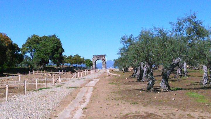 Ruta Via de la Plata by the Roman town of Cáparra. Photo by Mpozod, CC BY-SA 4.0.jpg