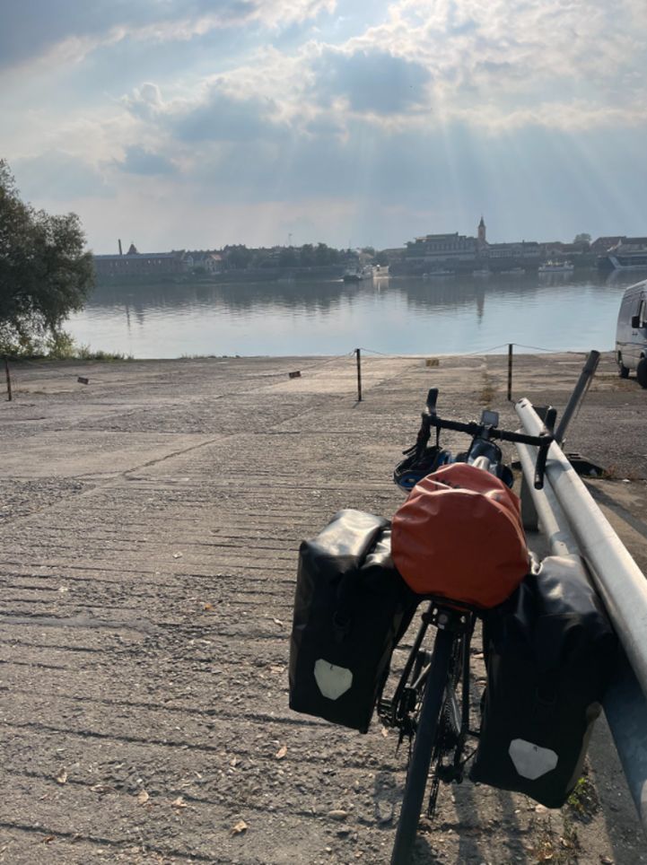 Mohacs gesehen von der anderen seite der Donau