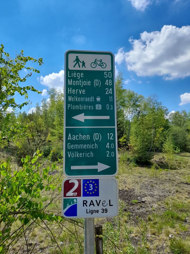 Ravel 39 and EuroVelo 3 signs along the route