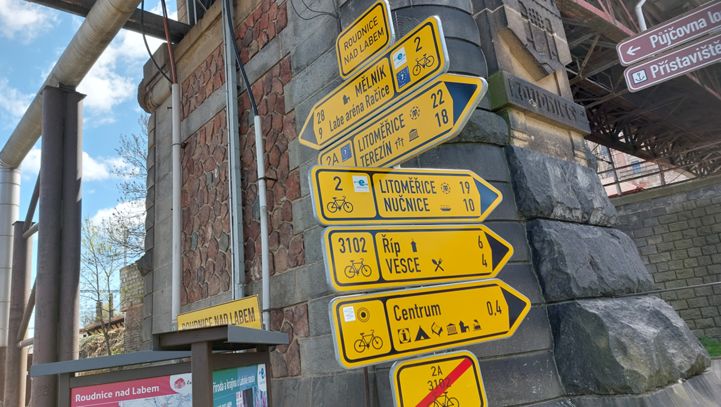Who could ever get lost here? Signposts on the EuroVelo 7 - Sun Route in the Czech Republic.
© Paul Anton