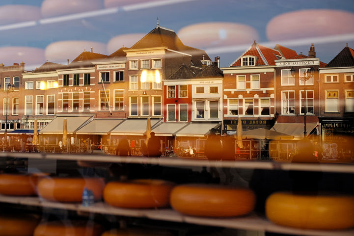 Delft reflected in the window of a cheese shop - © R.Boed - Flickr