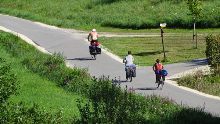 Long-distance tourists often travel with heavy luggage.