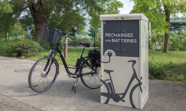 Charging station along EuroVelo 6 - Atlantic - Black Sea in France (also known as La Loire à Vélo) © Syndicat intercommunal d’énergies de Maine-et-Loire (Siéml)