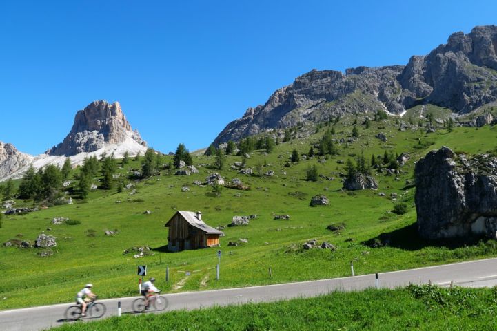 Cycling tourists in the Dolomites (Photo by Hugo L. Casanova)