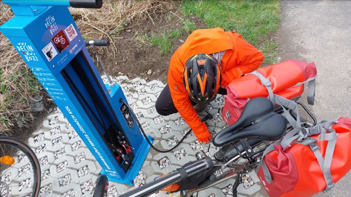 "One of the many self-repair stations in the Czech Republic. Funnily, we haven't seen any of these on the German section, while those in Slovakia (on the EuroVelo 6) were in poor condition." © Paul Anton