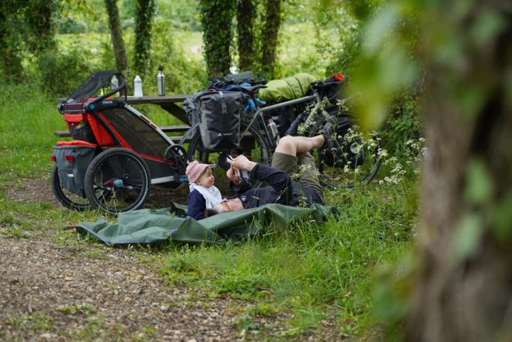 Zoé and her father Xavier on EuroVelo 1 in France © La Mini Passagère (www.laminipassagere.com)