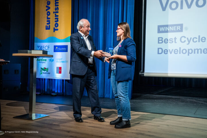 Winner Wanda Nowotarska from Western Pomerania Voivodeship with ECF President Henk Swarttouw