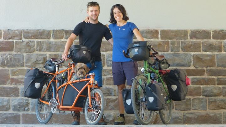 Daniel, Arianna and Zola with their customed cargo-bike and travelling bike
