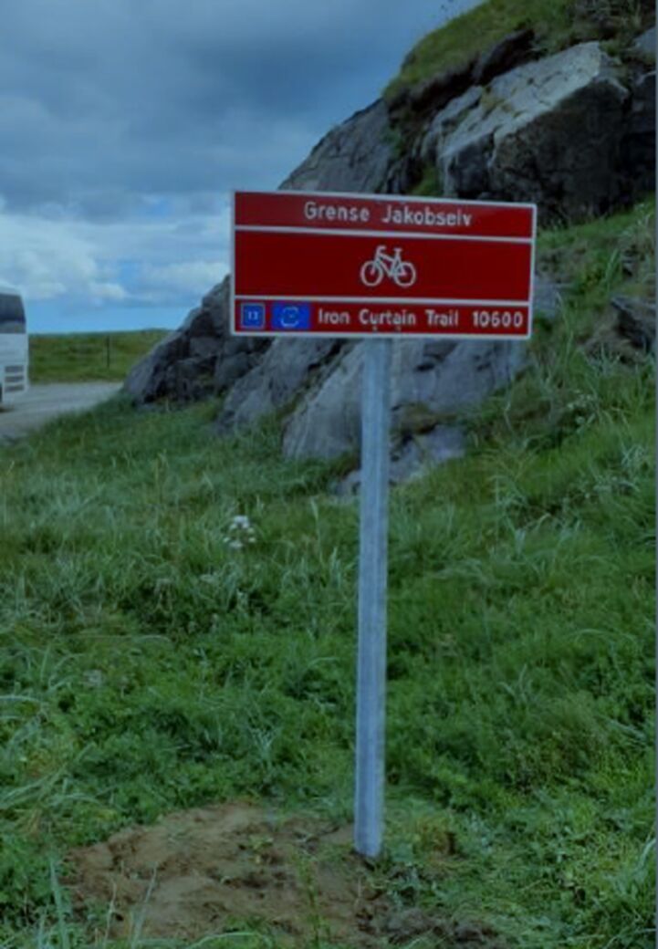 New signposts for EuroVelo 13 in Grense Jakobselv, at the northern border between Norway and Russia, the starting point of the route. Photo: Statens Vegvesen