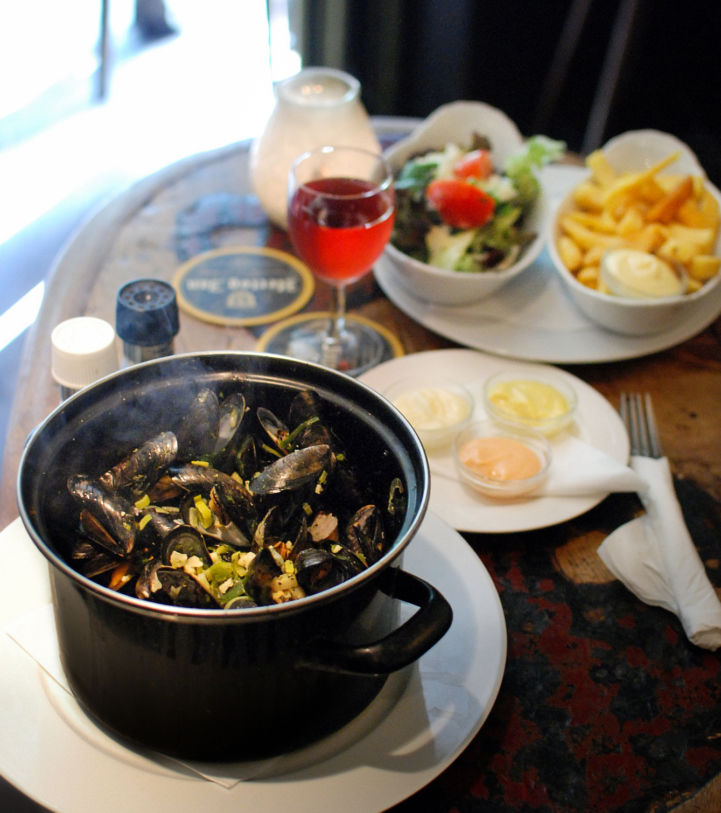 Mussels_with_fries_Amsterdam.jpg