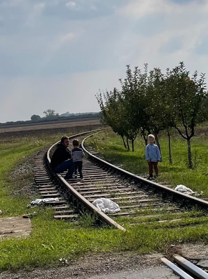 Aufpassen auf den barrierefreien schienen