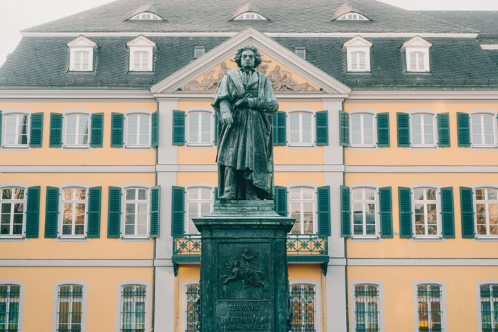 Statue of Beethoven on Münsterplatz, in Bonn © Johannes Höhn, Tourismus NRW e.V.