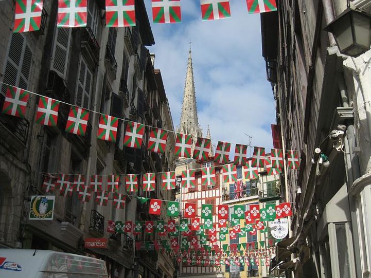 Basque flags in Bayonne © Sans Petrole, Flickr