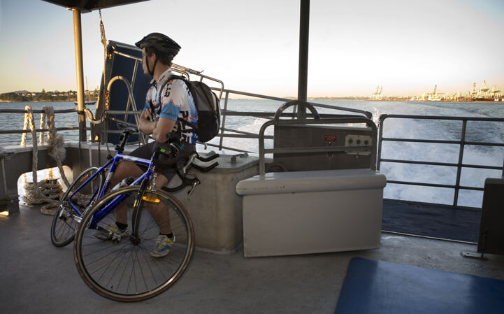Transport of bicycles on ferries © Jorge Royan / http://www.royan.com.ar, via Wikimedia Commons